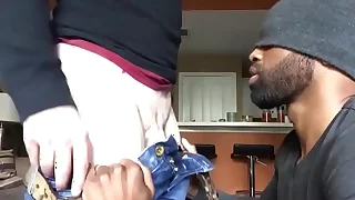 Negão boqueteiro arrancando leite do casado